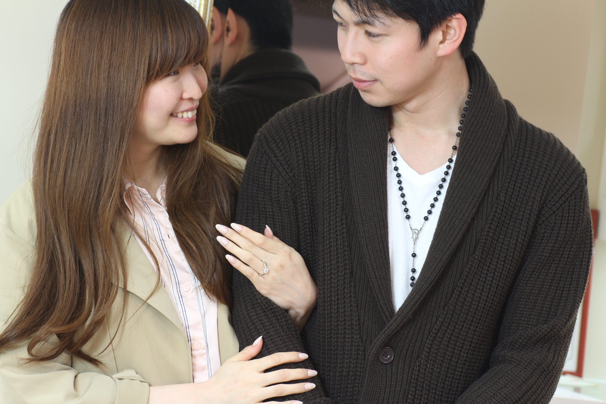指輪を見せるカップル